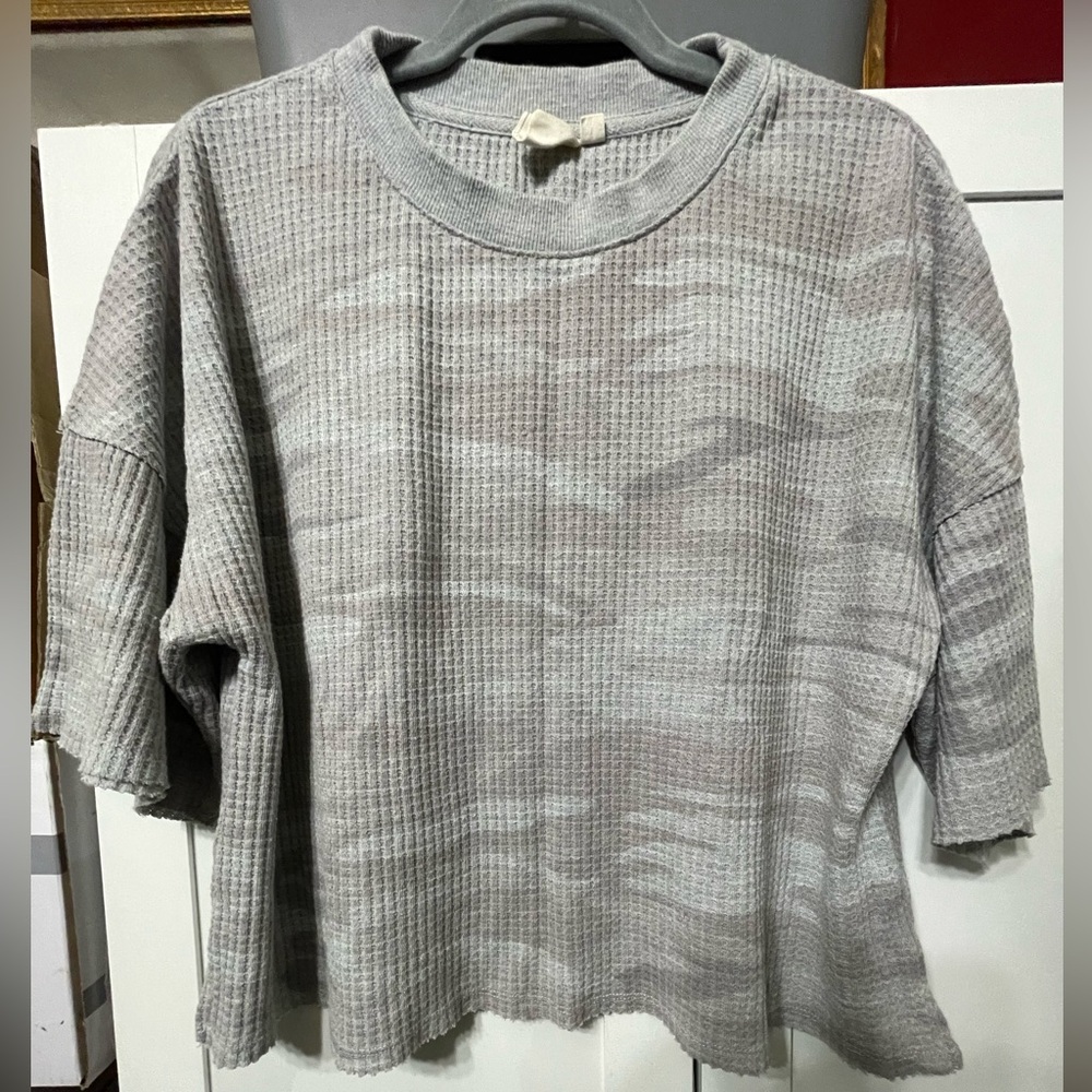 Gray Cano Women's waffle knit boxy top with raw hem size Medium